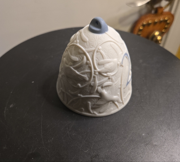 Lladro 2008 Porcelain White Bell Ornament - Picture 10 of 14